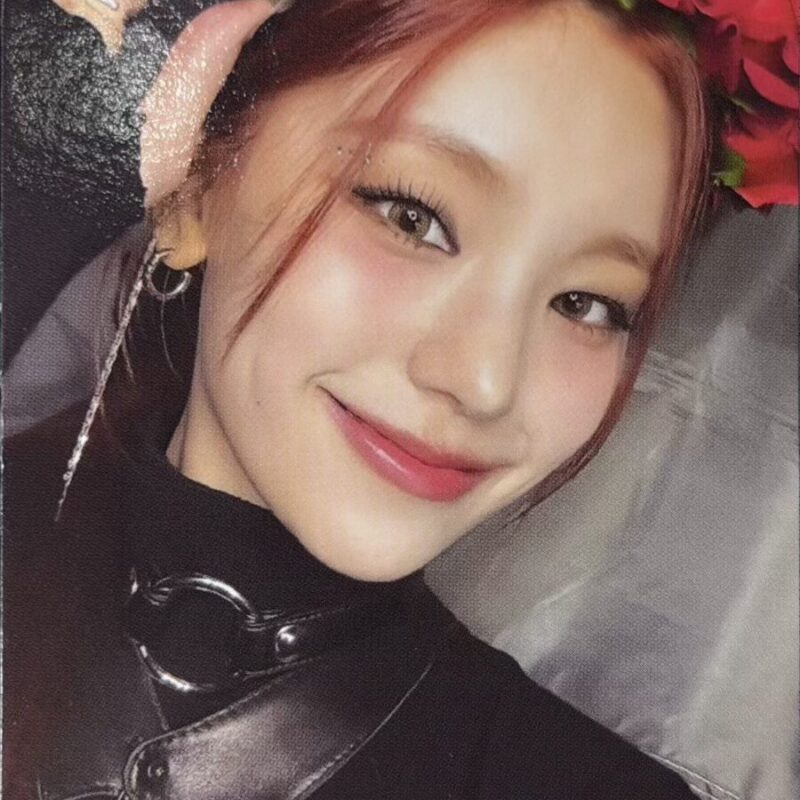 ITZY Yeji „Born To Be” photocard