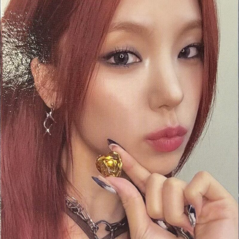 ITZY Yeji „Born To Be” photocard