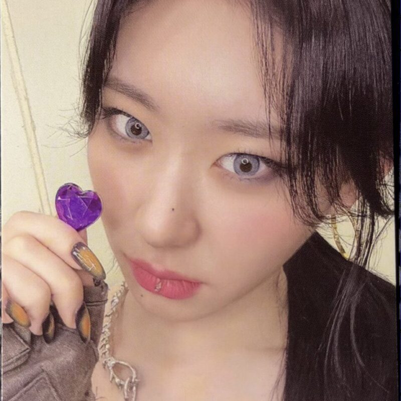 ITZY Chaeryeong „Born To Be” photocard