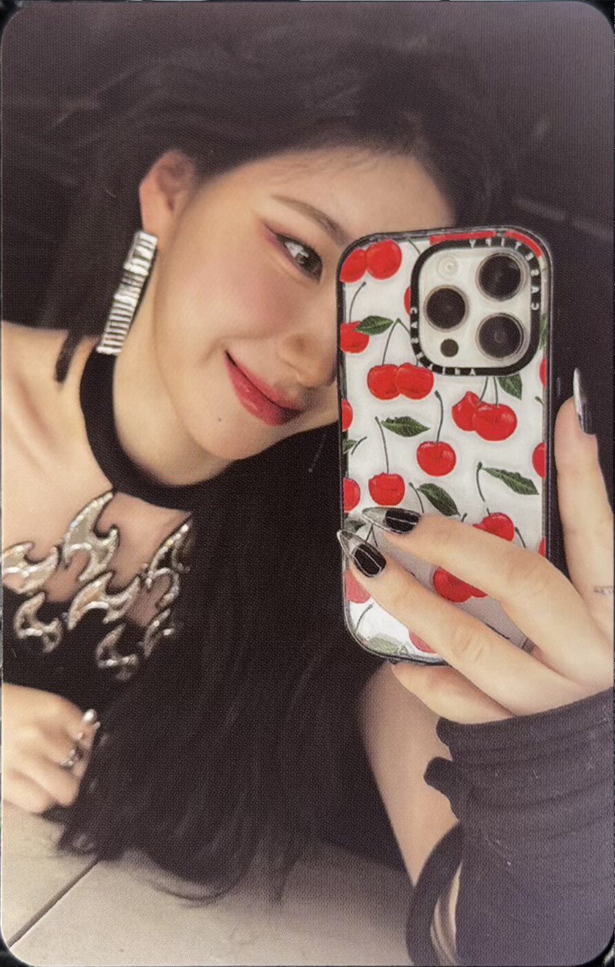 ITZY Chaeryeong „Born To Be” photocard