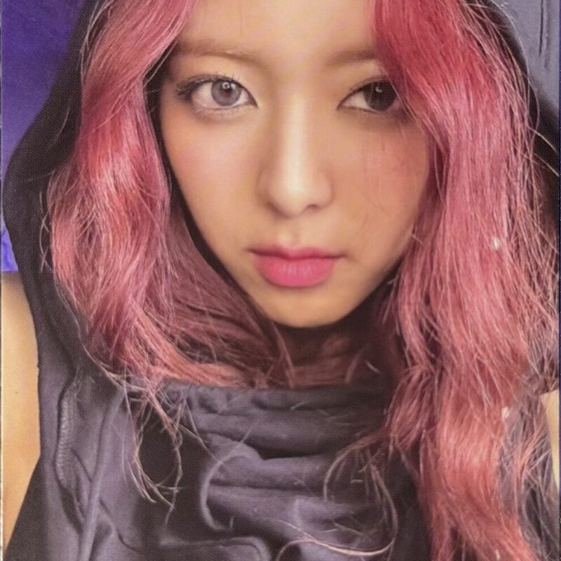 ITZY Yuna „Born To Be” photocard