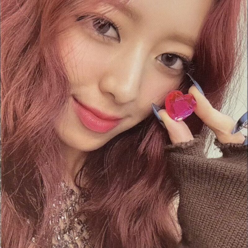 ITZY Yuna „Born To Be” photocard